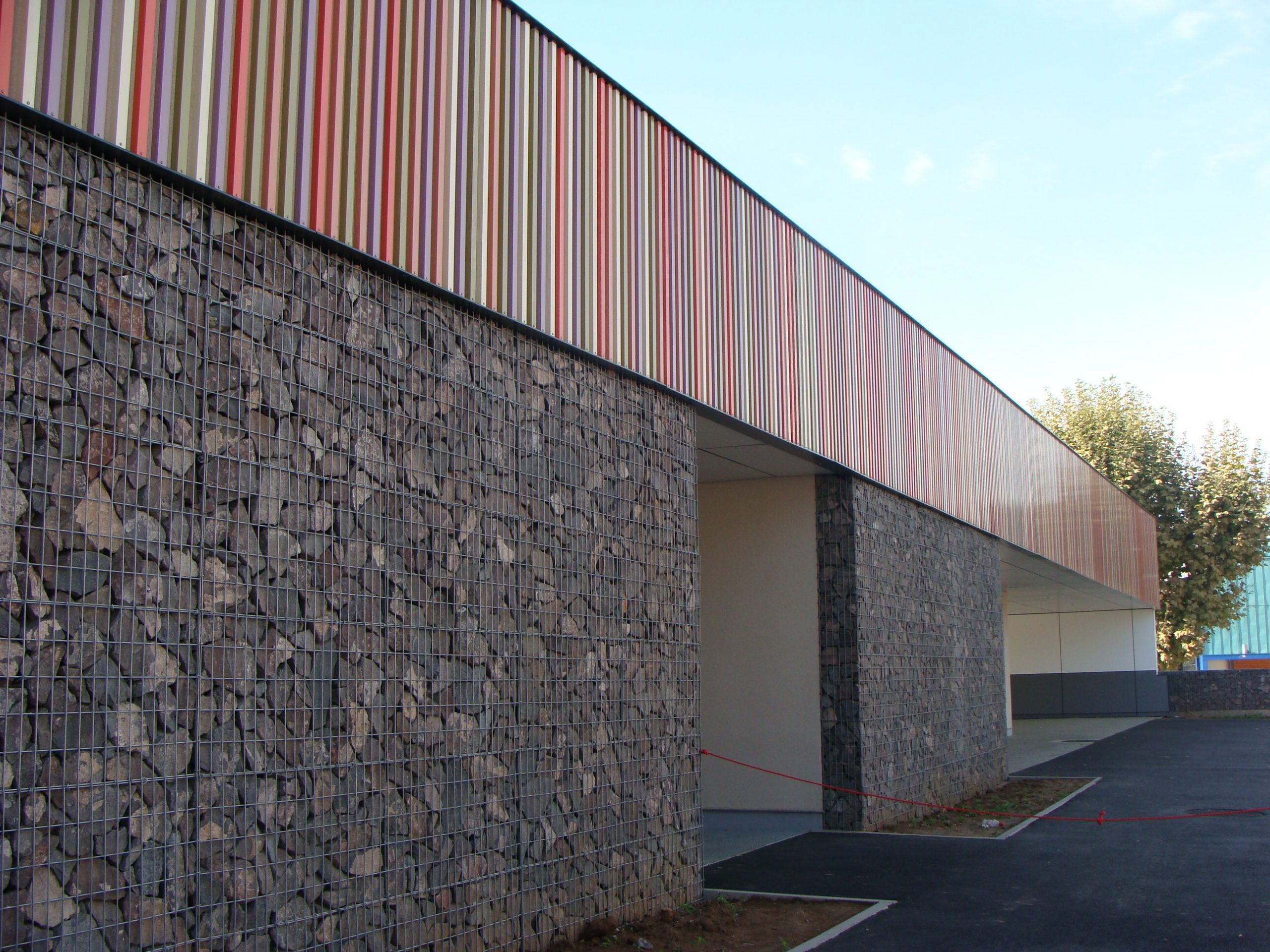 Image mise à l'avant Façade gabion écoles, casernes